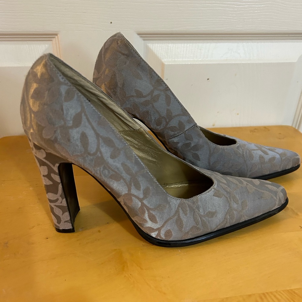 Chinese Laundry silvery-gray damask heels, size 10M